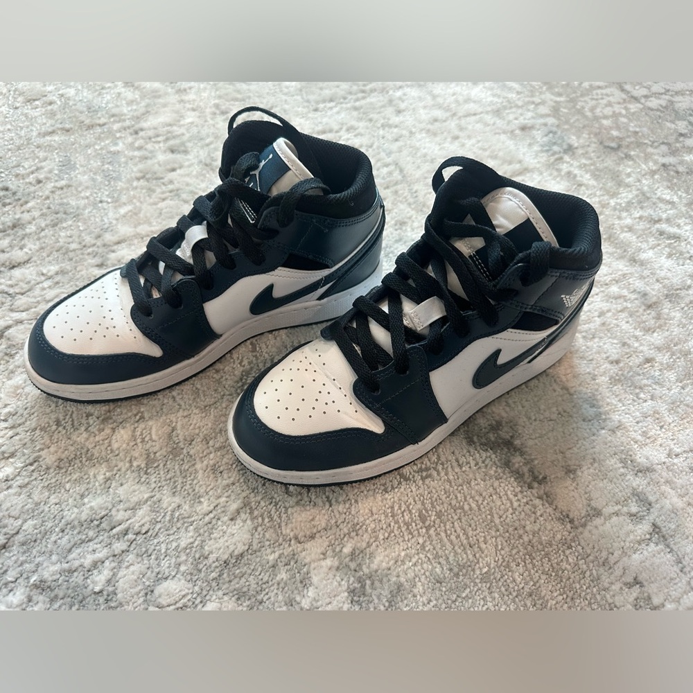 DS Nike Air Jordan 1 Mid Armory Sz 4Y. Color is Navy/White